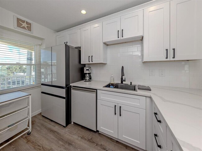 Building Photo - 1400 Tarpon Center Dr