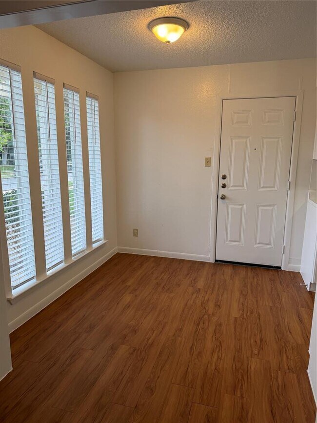 Building Photo - 4714 Creek Bend Dr