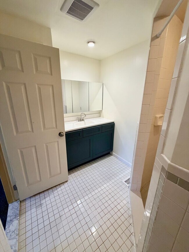 Building Photo - 3 bed 2.5 bath in Port Richmond with Garag...