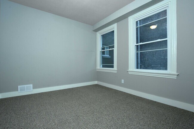 Building Photo - 4 bedroom in South Side