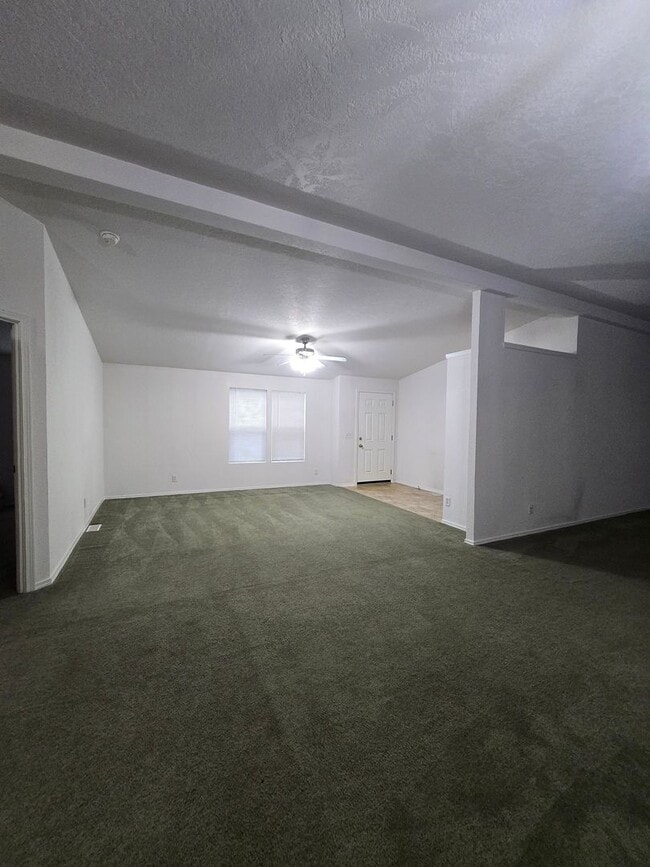 Building Photo - 4 Bedroom 2 Bath