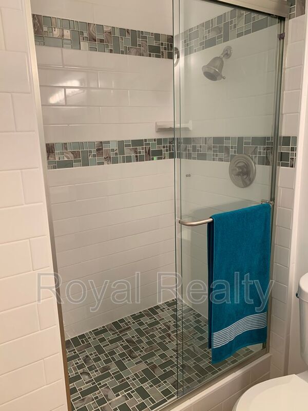 Building Photo - 425 Ena Rd