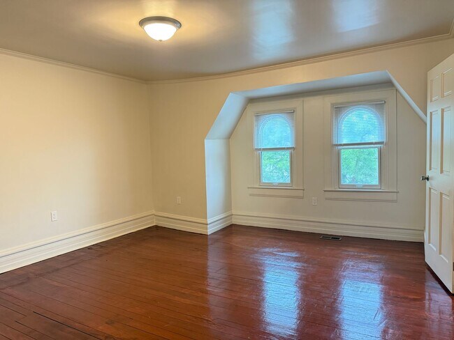 Building Photo - Newly Renovated 3 Bedroom 2 Bathroom Apartment in Prime Location - Washer/dryer in unit!