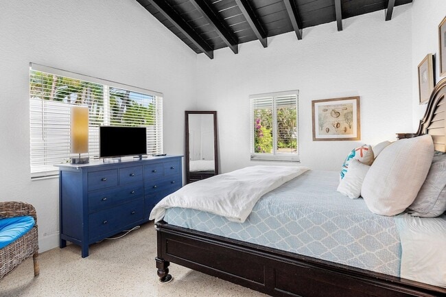 Building Photo - 342 NE 7th Ave