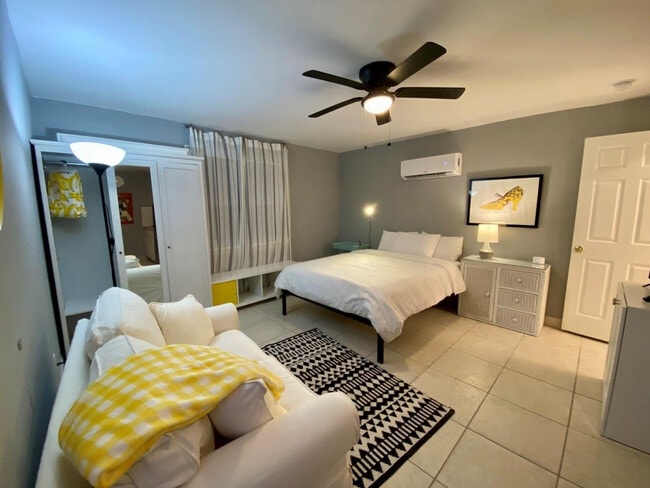 Building Photo - 819 SW 9th Terrace