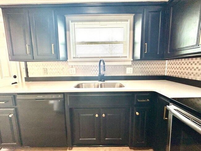 Building Photo - Well appointed 2 bed, 2.5 bath Townhouse Partial Utilities Included!