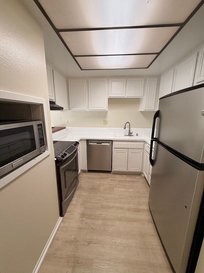 Building Photo - 2 Bed, 2 Bath Fullerton Condo For Rent w/ ...