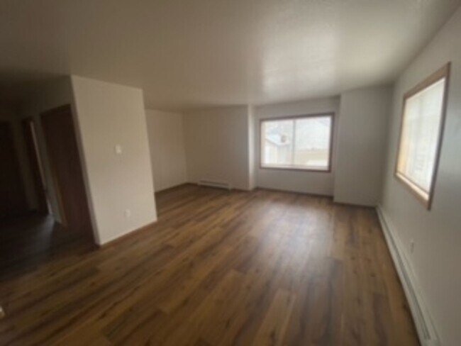Building Photo - 2 Bedrooms 1 Bathroom 4 Plex - Belgrade