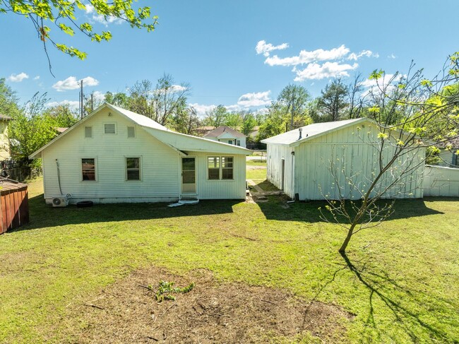 Building Photo - Freshly Updated 3 Bedroom Home