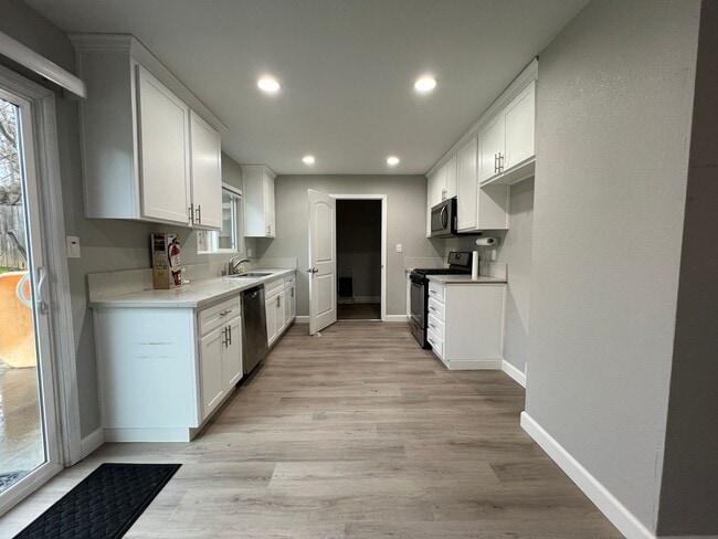 Building Photo - Lovely updated home with large backyard, close to Fair Oaks schools!