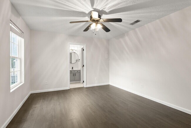 Building Photo - 2583 Woodhill Dr