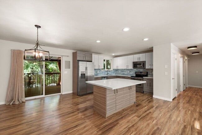 Building Photo - Stunning 4BR/2.5BA Home in Lake Forest Park ?