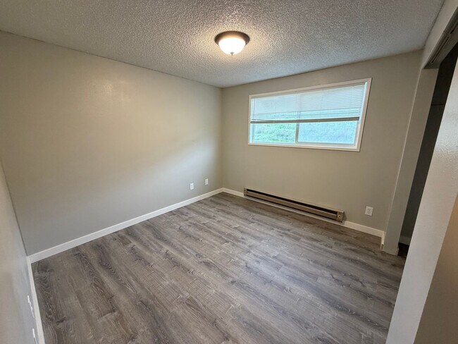 Building Photo - Convenient Location and Comfortable Living!