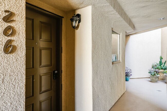 Building Photo - Beautiful 2 Bedroom 2 Bathroom Condo in La...