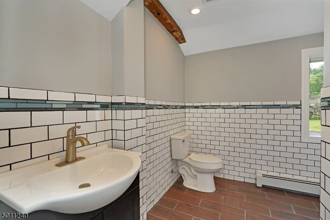 Building Photo - 619 S Main St