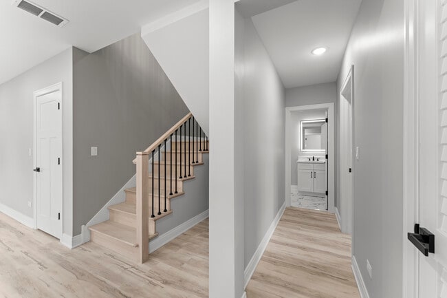 Building Photo - 7428 N Rogers Ave