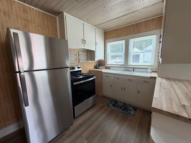 Building Photo - Downtown Cozy Apartment!
