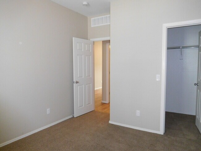 Building Photo - Naturally Well-Lit 4 bed/3 bath Single-Fam...