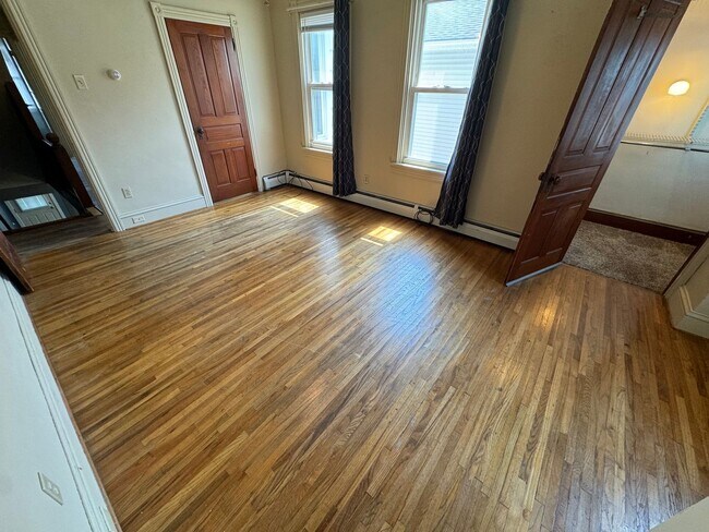 Building Photo - THREE BEDROOM/ONE BATH TWIN