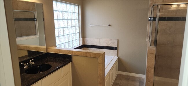 Building Photo - 11614 Royal Oaks Crossing