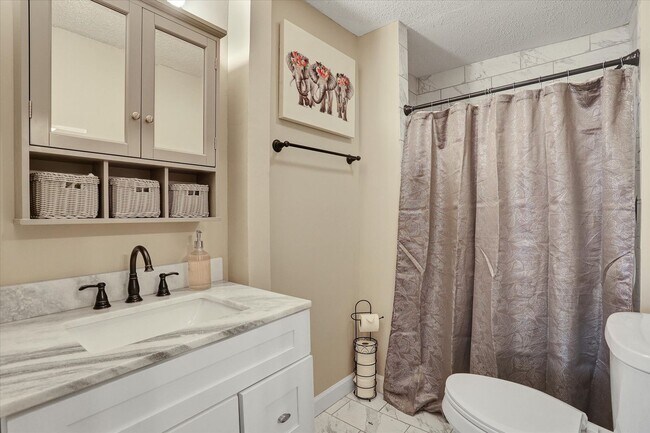 Building Photo - Furnished 4 Bedroom, 2 Bath Brick Home in Savannah