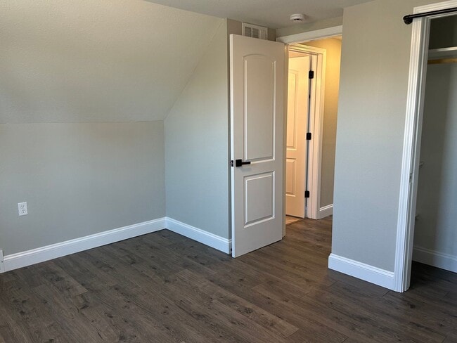 Building Photo - Modern Renovation in Sought-After Area