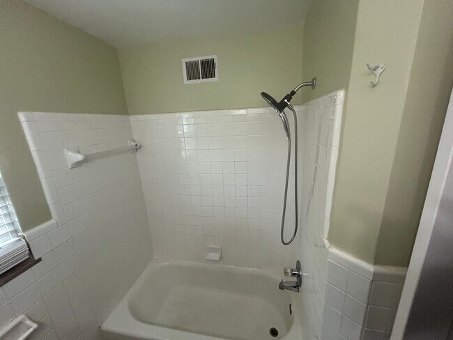 Building Photo - Spacious 4 bedroom 1 Bath Home with Tons o...