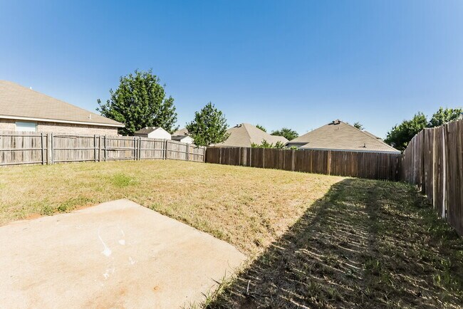 Building Photo - 1217 Maplewood Dr