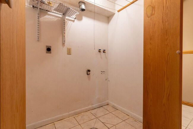 Building Photo - 6012 Fleetwood Dr