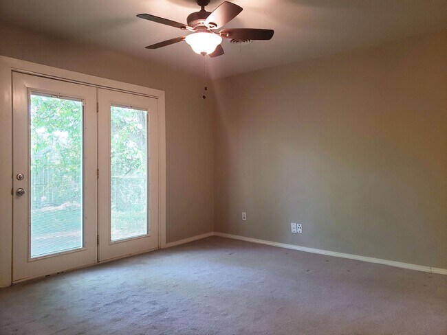 Building Photo - AVAILABLE NOW – $250 Off First Month’s Rent! Spacious 3 Bed Home Minutes from OU Campus