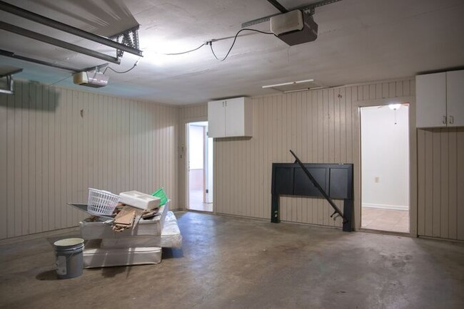 Building Photo - Available Now! 3 Bedroom 2 Bath Near TJC!