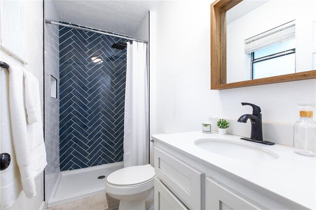 Building Photo - 821 Parkwood Pl