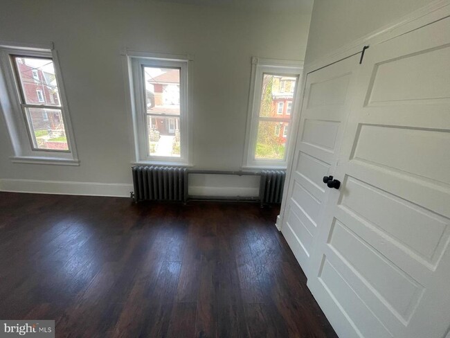 Building Photo - 2121 W 3rd St