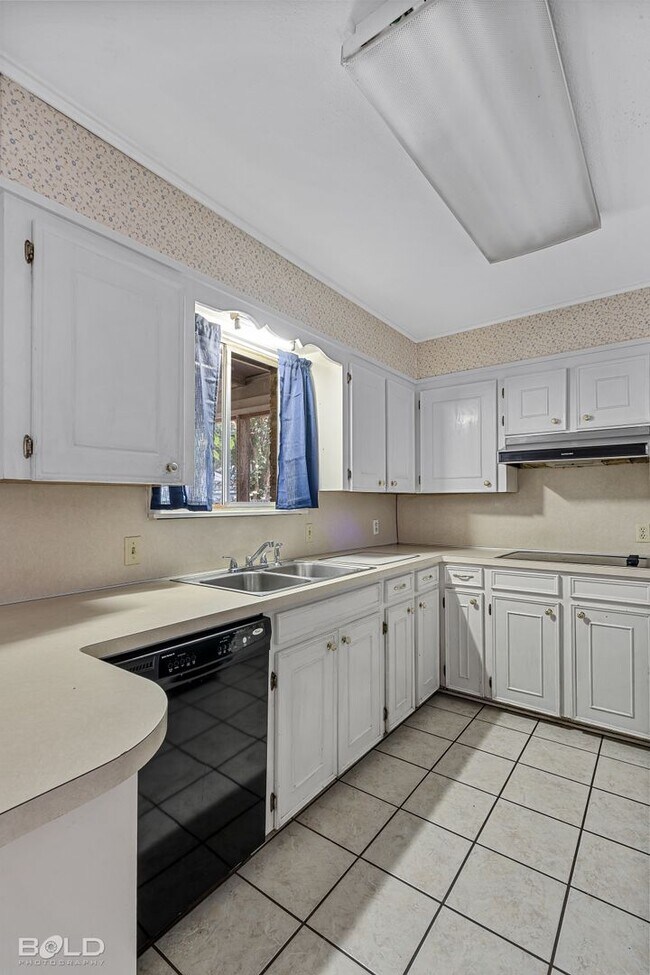 Building Photo - 3 Bedroom 2 bath Brick Home!