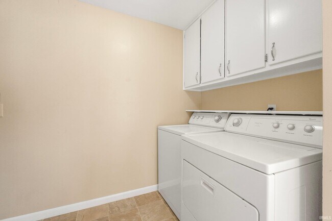 Building Photo - 2221 Graham Dr