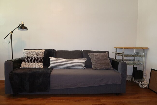 Building Photo - Hyde Park Country Condo - Furnished - 1BD/1BA - Covered Parking -Close to Everything