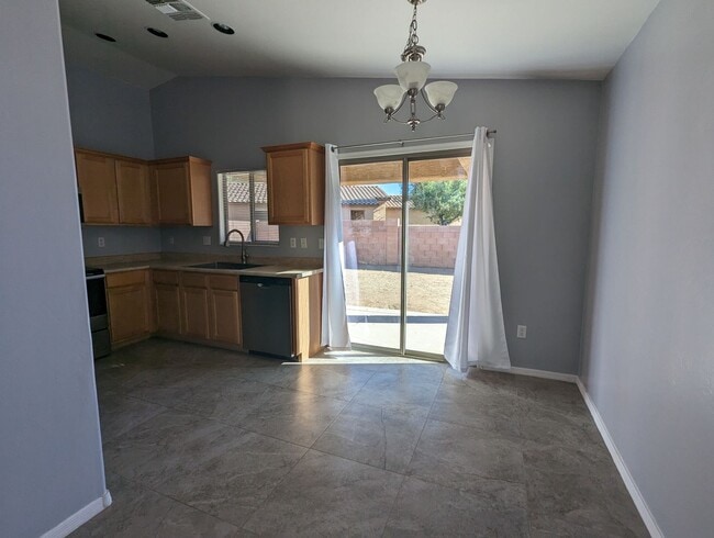 Building Photo - 3 Bedroom 2 Bath Rental in Sahuarita