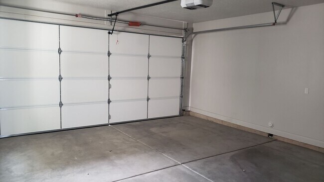 Building Photo - 3 bed -2.5 bath - Newer townhome in the heart of Cedar City!