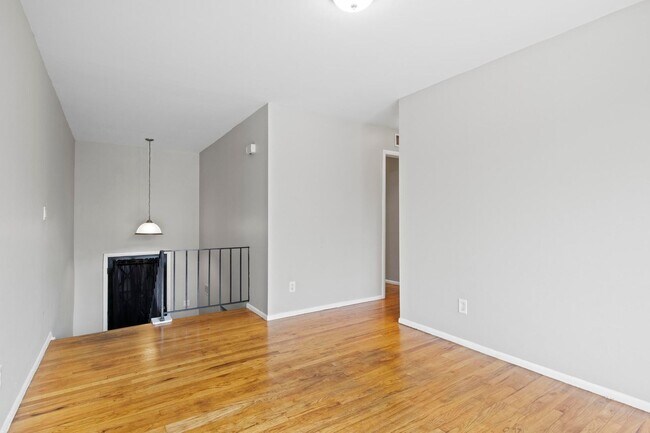 Building Photo - Hardwood Floors- Large Space - Garage