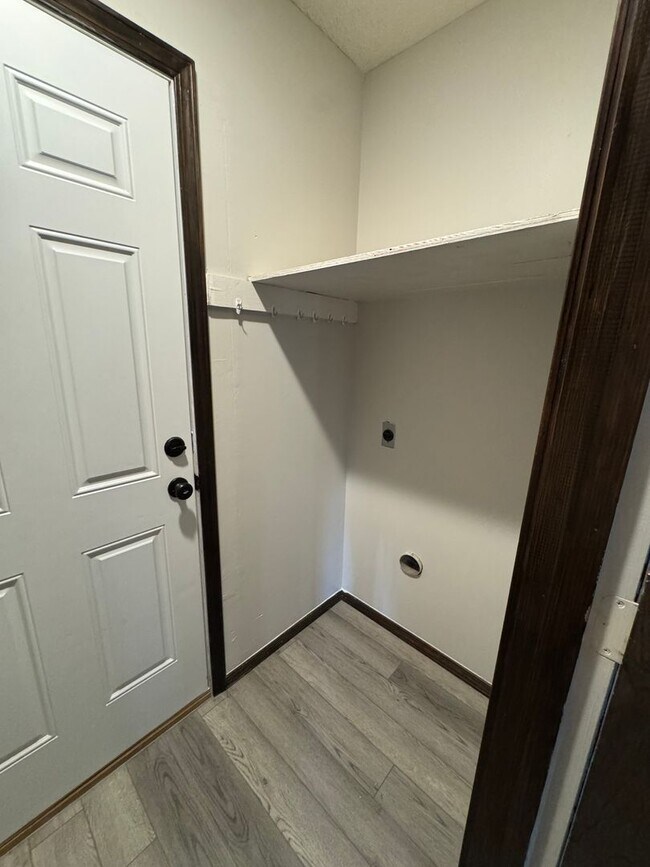 Building Photo - 3 Bedroom Home with Fenced Yard!!