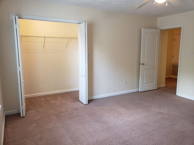 Building Photo - Large 4 bedroom town home with ceramic tile for rent right away for $1650