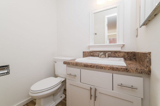 Building Photo - Versatile 5 Bedroom Retreat with Office and Outdoor Living in Burien