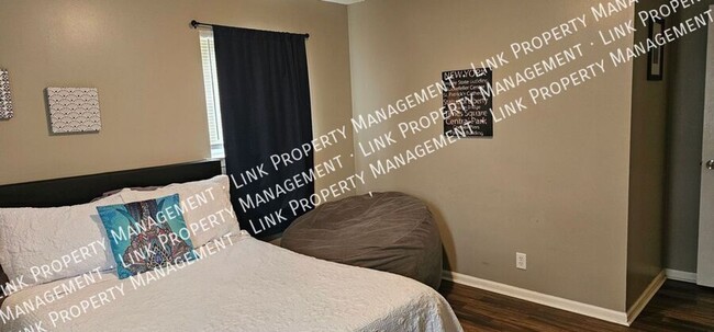 Building Photo - Don't miss this Large 3 or 4 bedroom 2 ful...