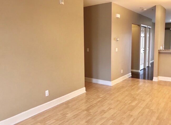 Building Photo - 3035 Camden Dr