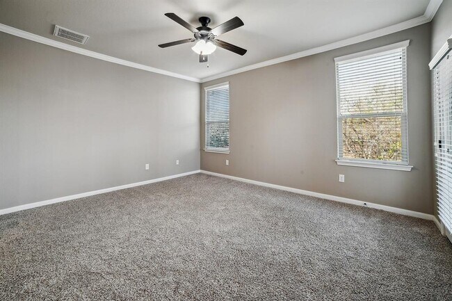 Building Photo - 400 Hummingbird Ln