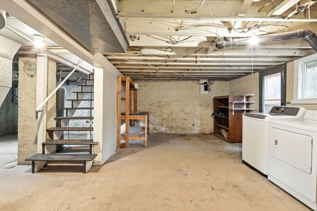 Building Photo - 423 NE 55th Ave