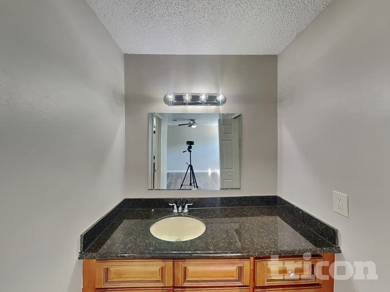 Building Photo - 1924 Derbywood Dr