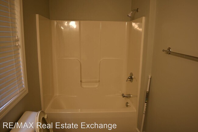 Building Photo - 1000-1008 Pinecrest Dr