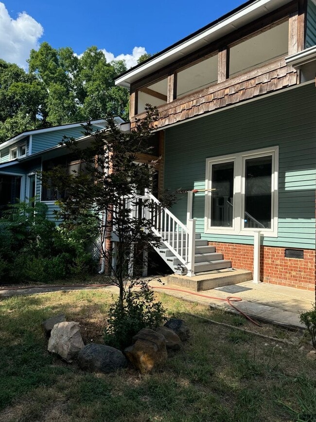 Building Photo - 3/4 Bedroom Single Family Home right off M...