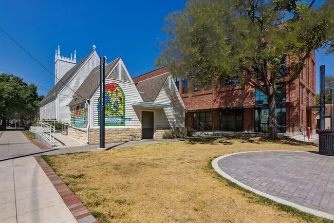 Building Photo - 601 E 8th St